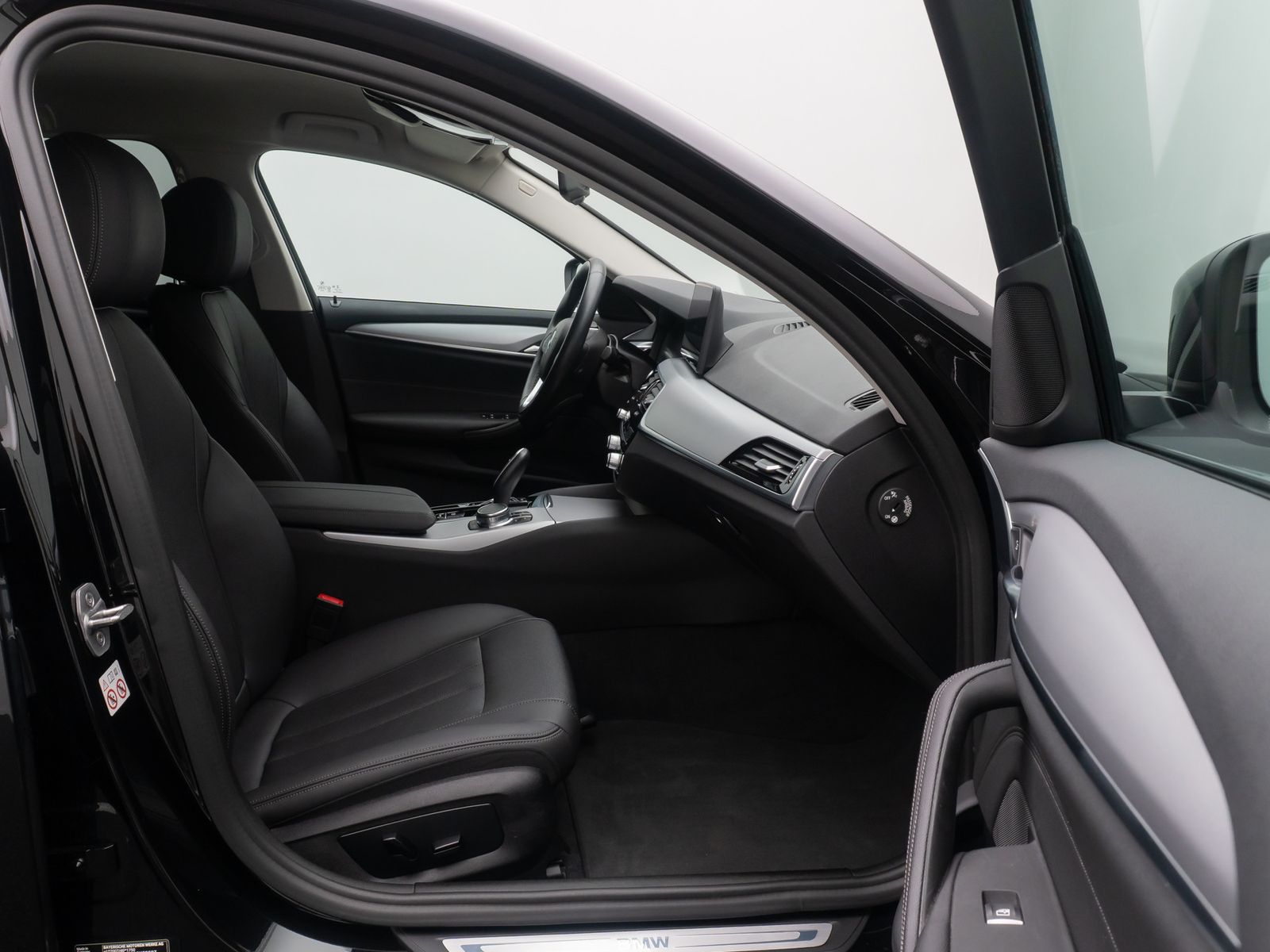Fahrzeugabbildung BMW 530e Alarm AHK HUD DAB 4xKlima HiFi Leder Sport