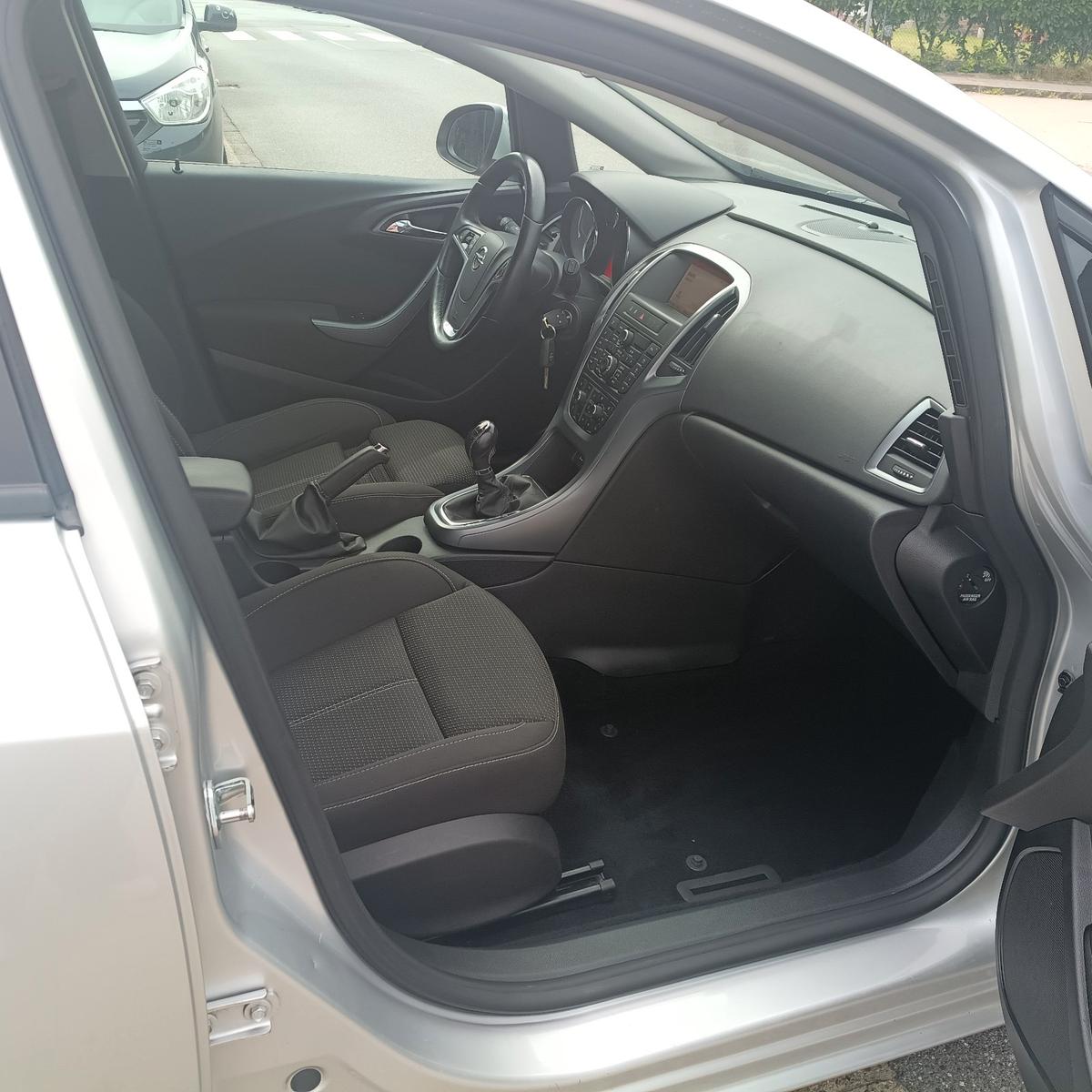 Opel Astra 2014 — photo 10