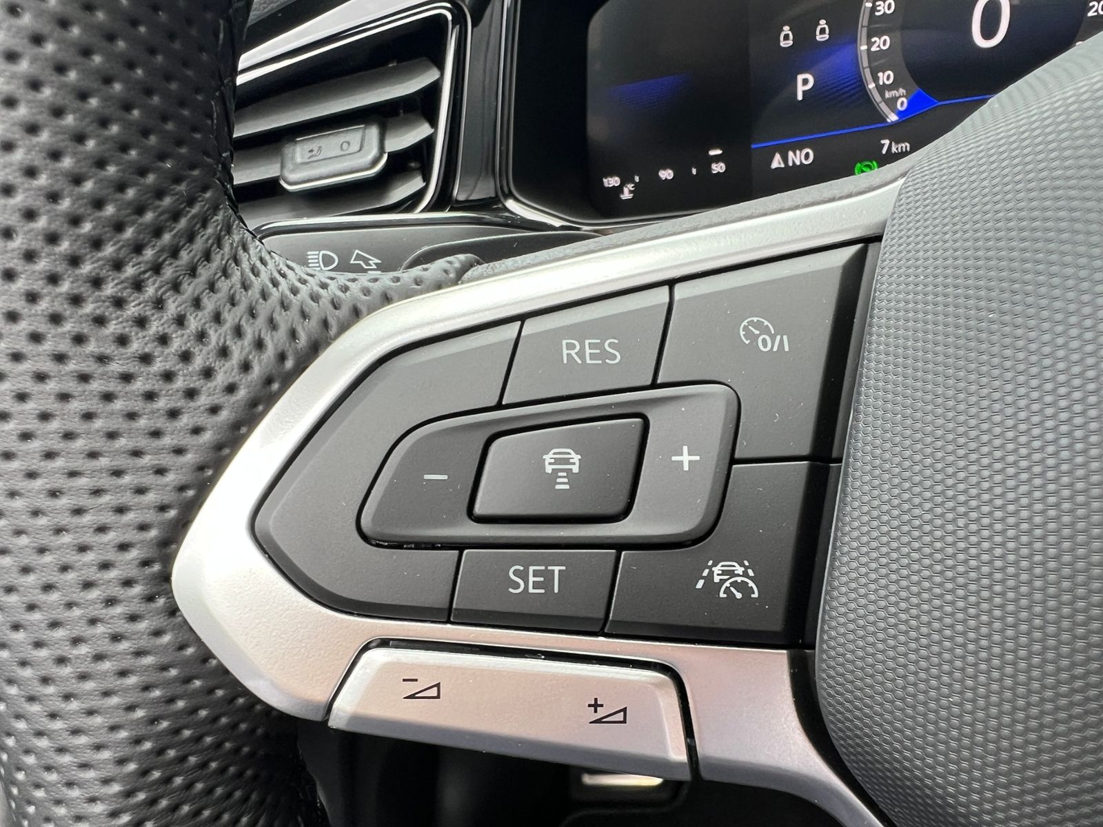 Fahrzeugabbildung Volkswagen T-Roc R-Line 1.5 TSI DSG *AHK; BlackStyle, IQ.Dr