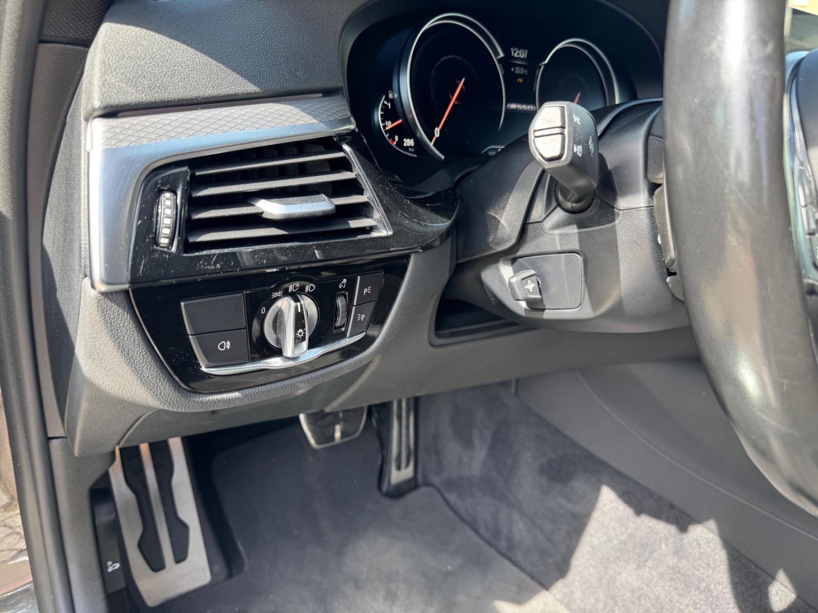 BMW M550 i xDrive/HUD/LED/Titan