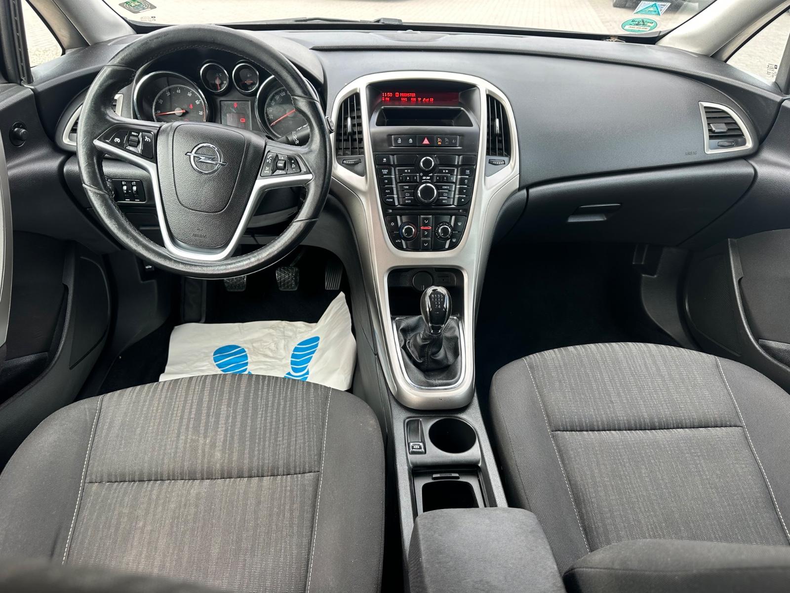 Opel Astra 2011 — photo 10