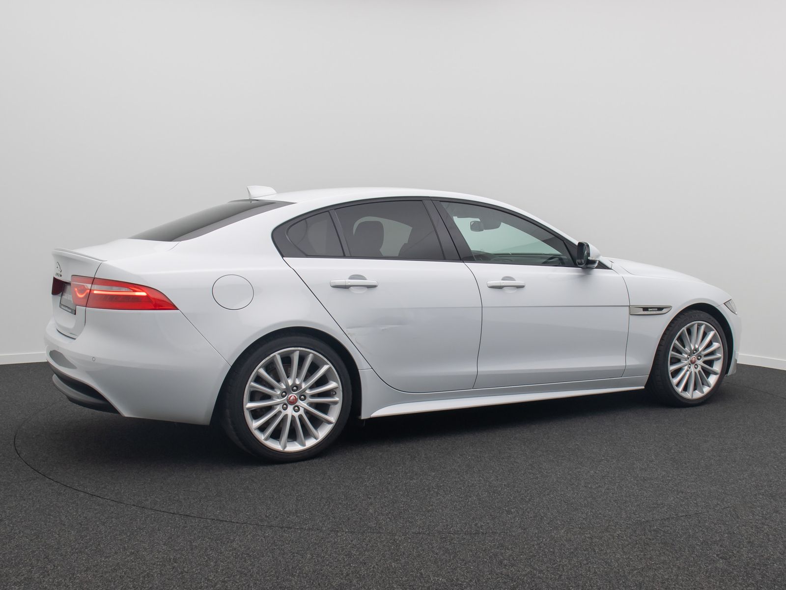 Fahrzeugabbildung Jaguar XE R-Sport FahrAssist Navi Sound Komfort 19Zoll