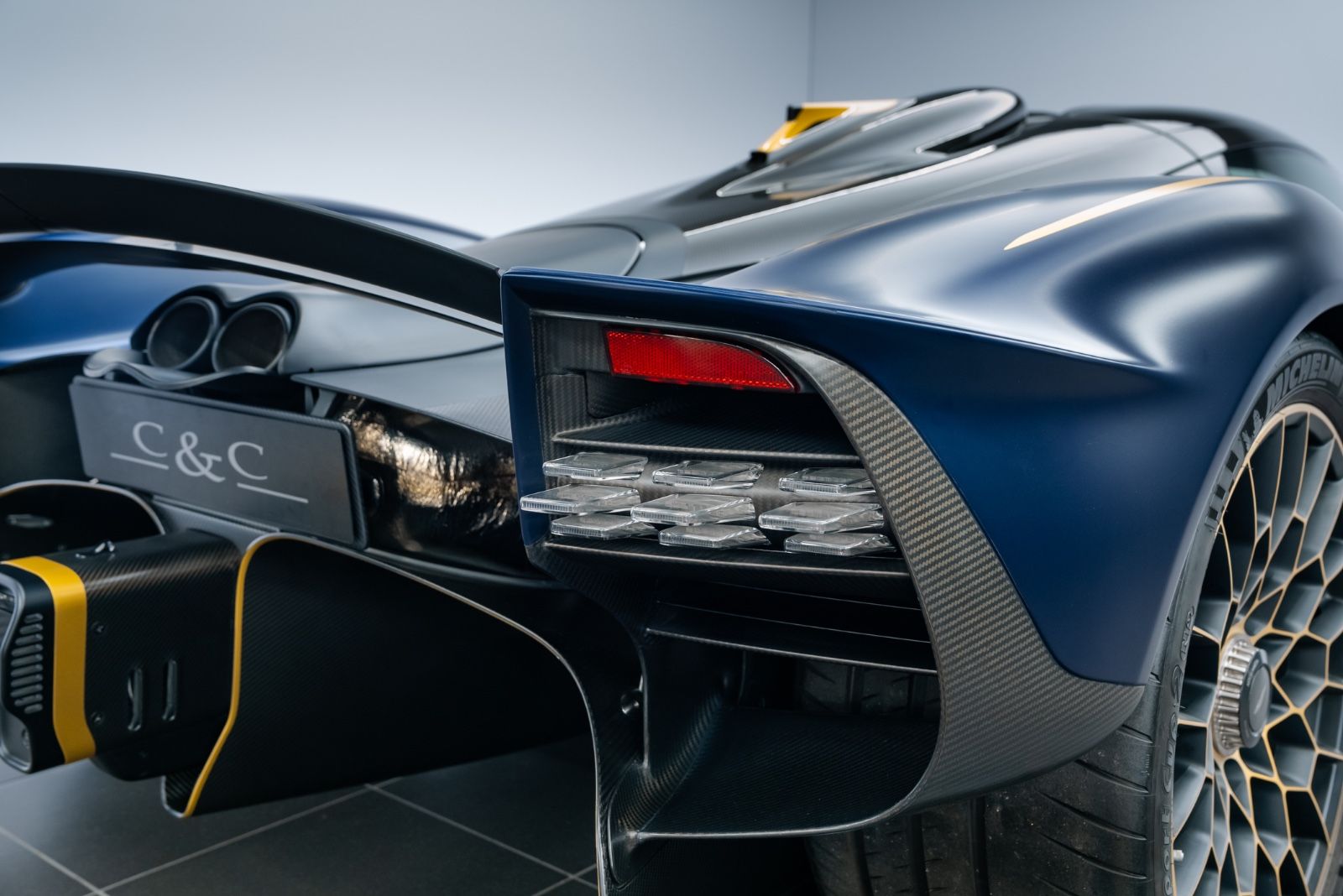 Fahrzeugabbildung Aston Martin Valkyrie /*1 of 150*/SERVICEPACK/FULL PPF