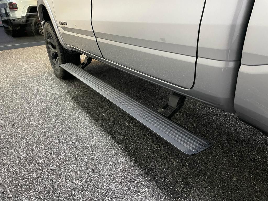 Fahrzeugabbildung Dodge LIMITED NIGHT -HUD-BODYLIFT-SMARTCAP-35" AT-LPG