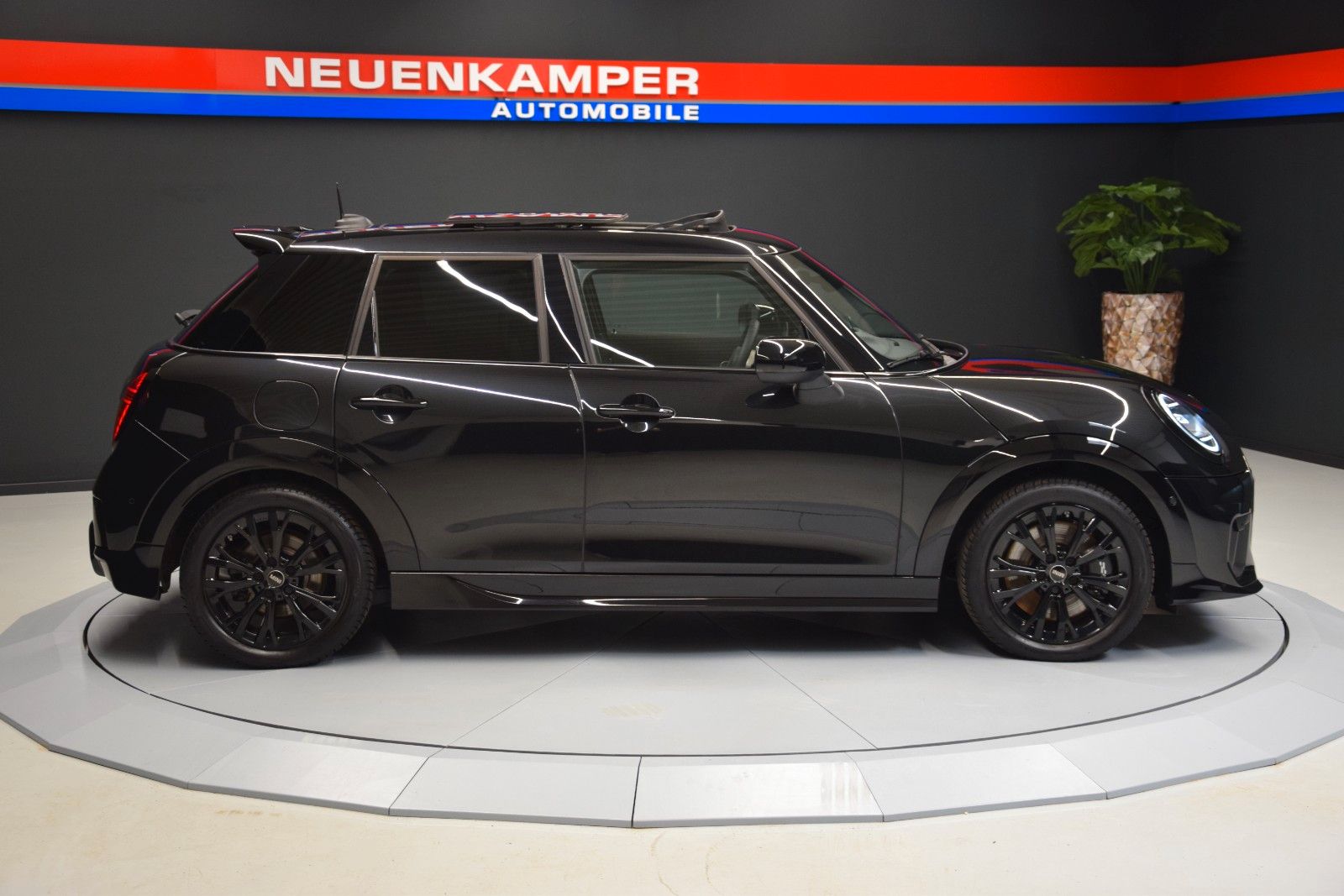 Fahrzeugabbildung MINI Cooper C John Cooper Works Trim M HuD Pano Leder