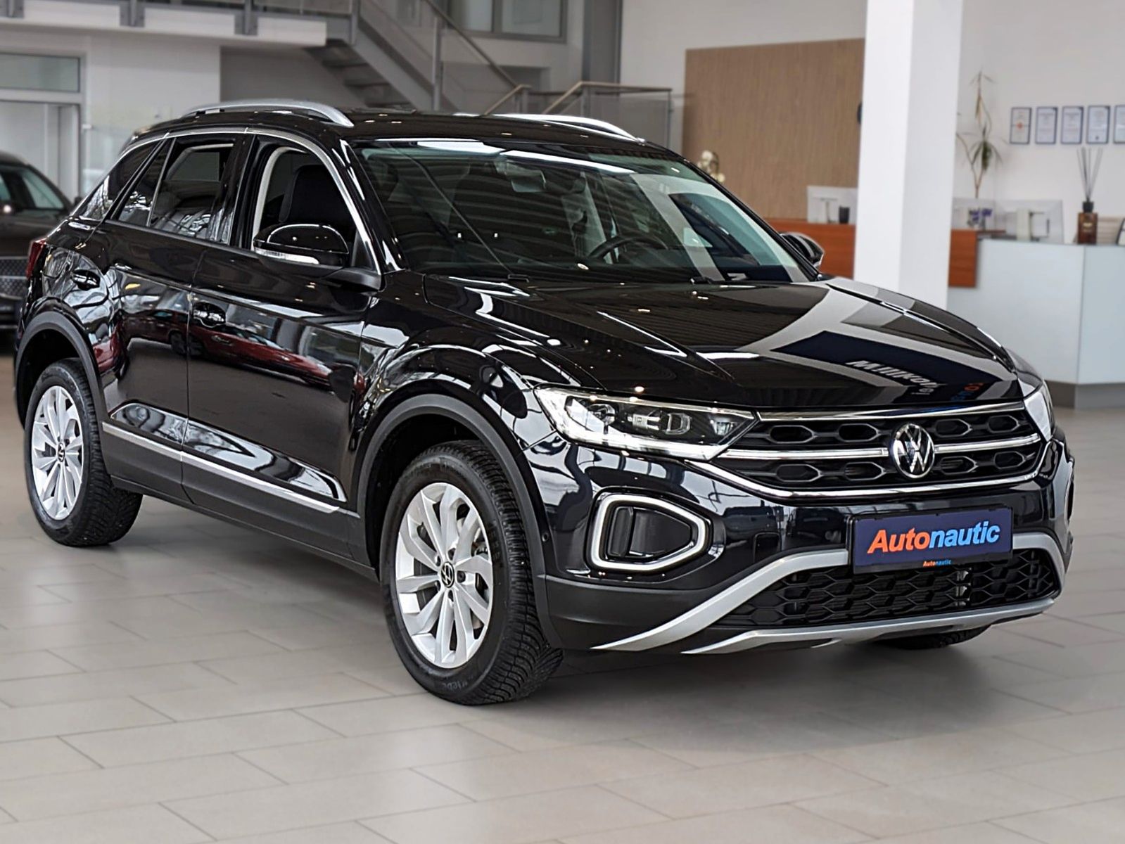 Fahrzeugabbildung Volkswagen T-Roc 2.0 TDI STYLE NAVI SHZ ACC LED CAM AHK