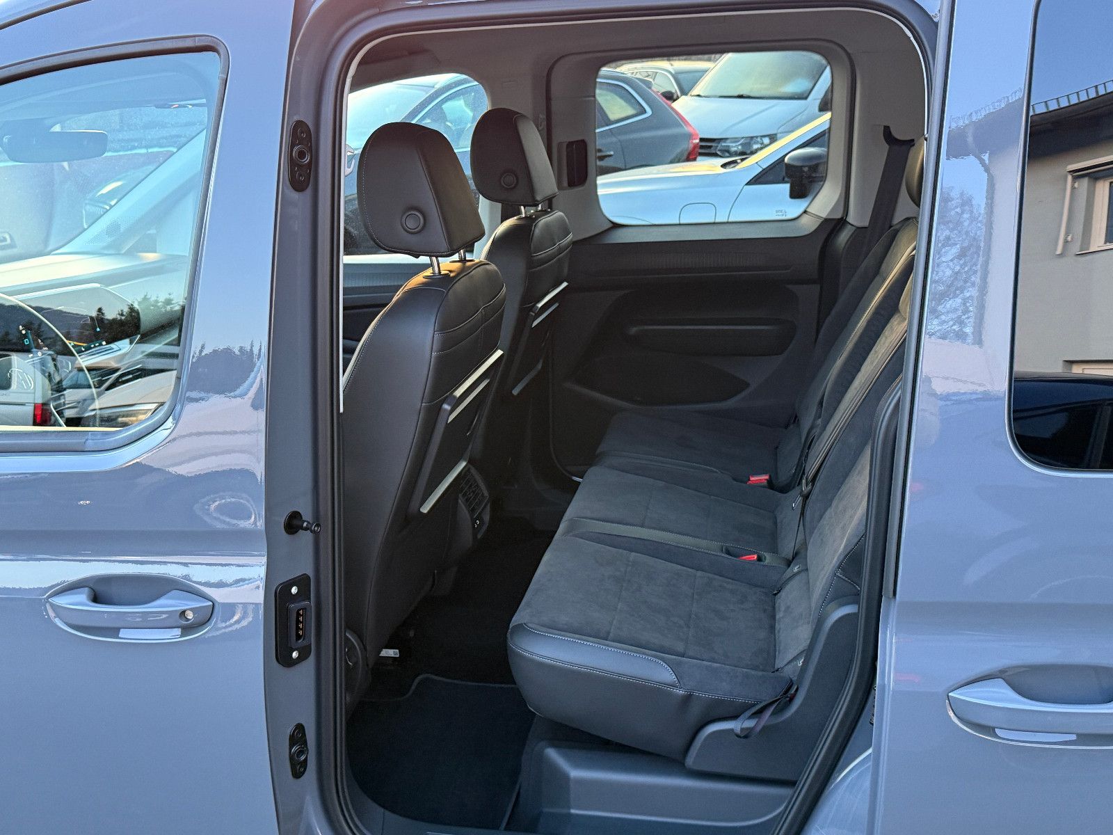 Fahrzeugabbildung Volkswagen Caddy Style TSI DSG ACC AHK Navi LED Kamera SHZ