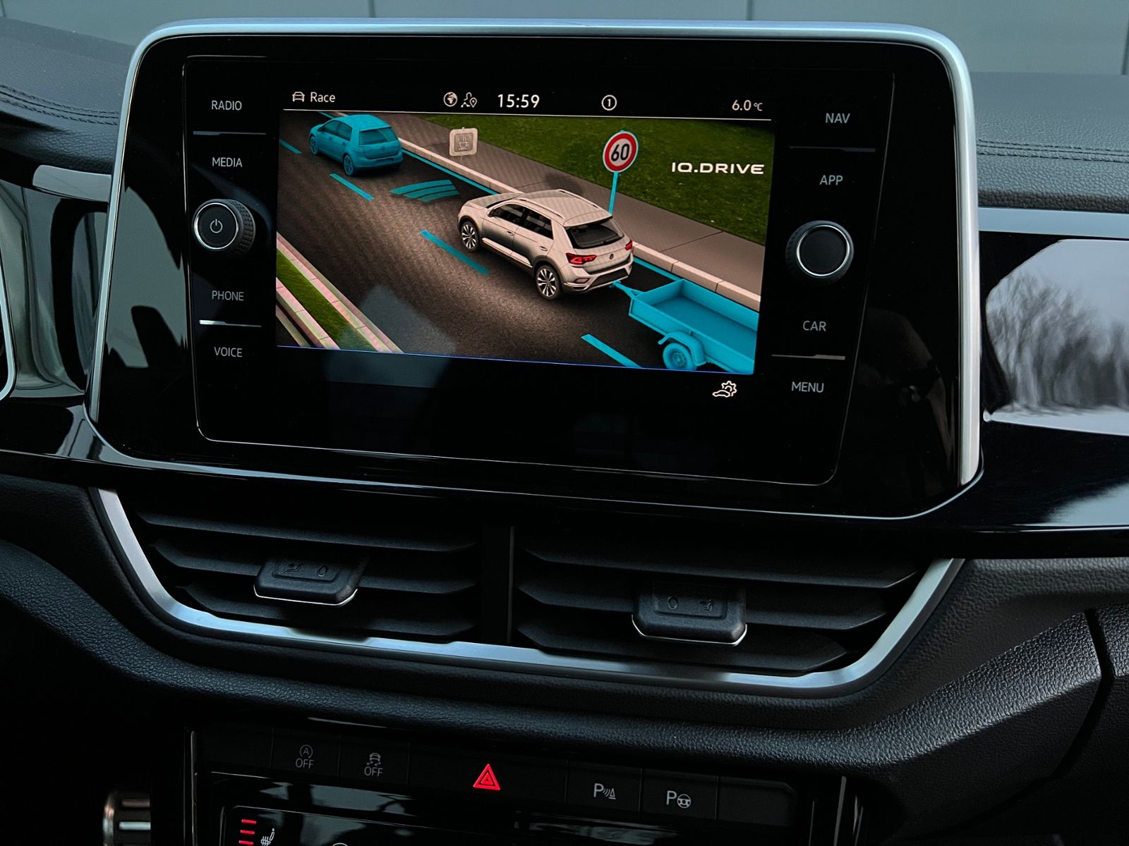 Fahrzeugabbildung Volkswagen T-Roc R 2.0 TSI DSG 4MOTION*AHK,Leder,Navi,Rückf