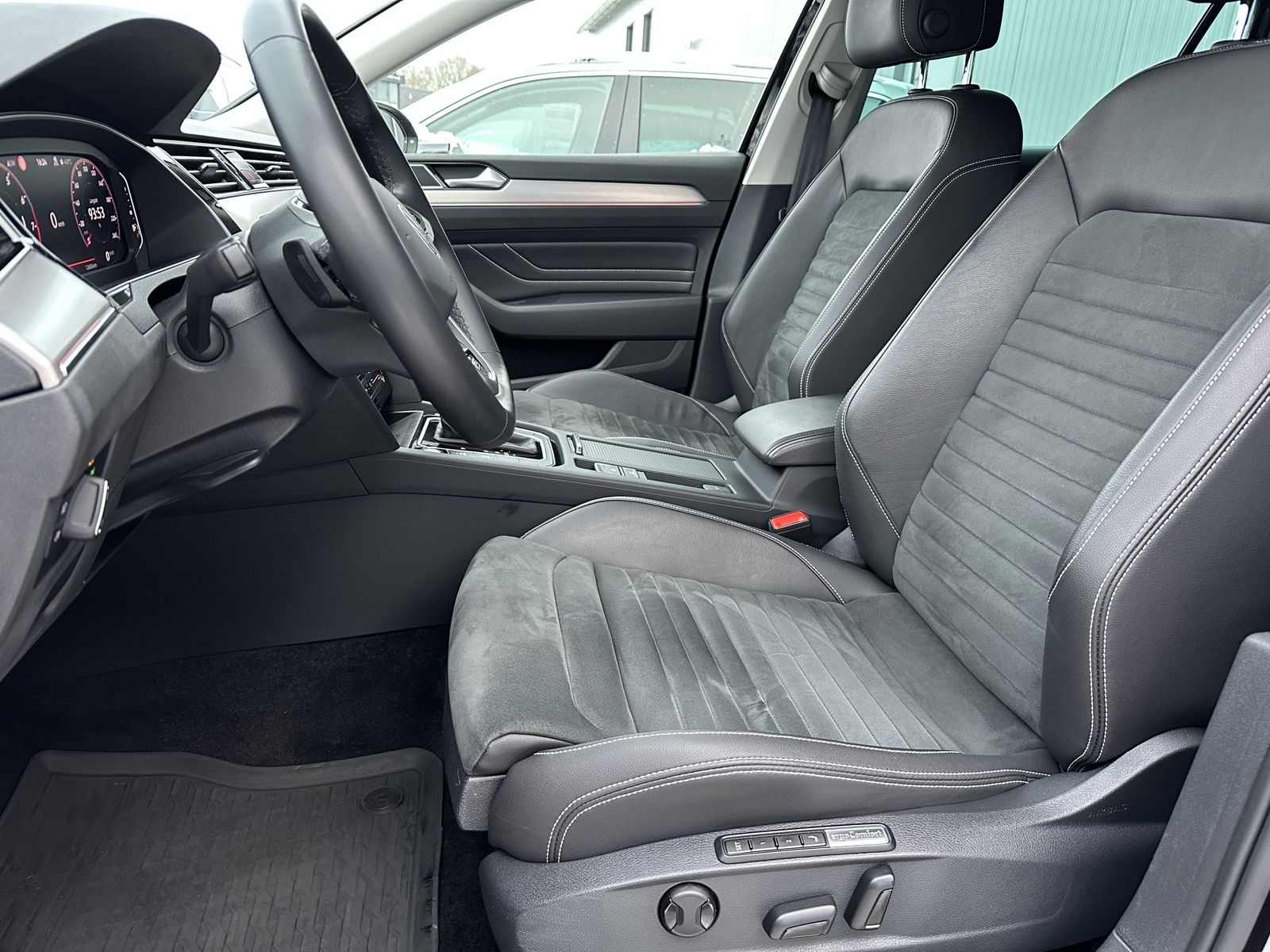 Fahrzeugabbildung Volkswagen Passat Variant 2.0 TSI DSG R-Line NAV+LED+AHK+VC