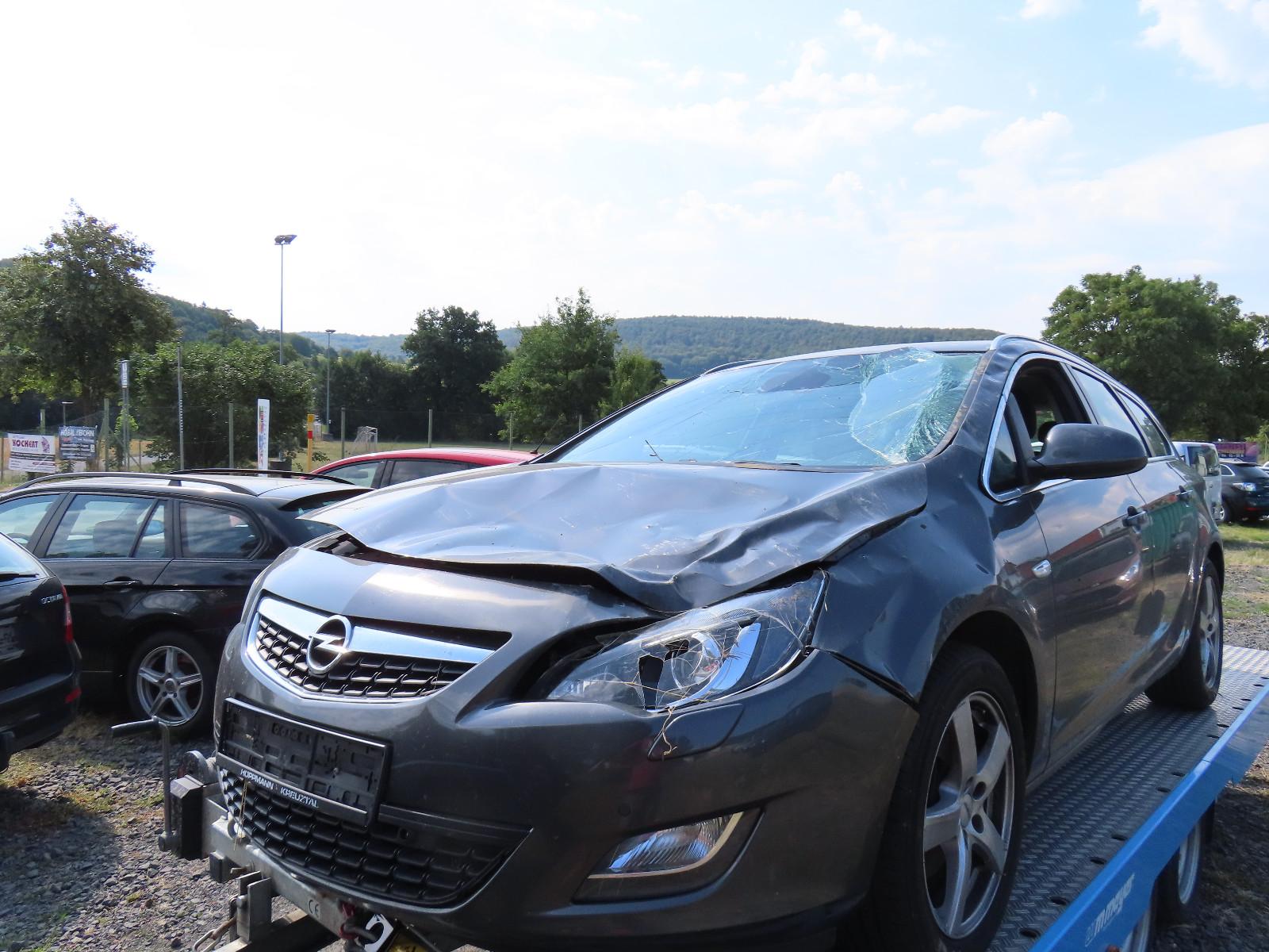 Opel Astra 2012 — rear view
