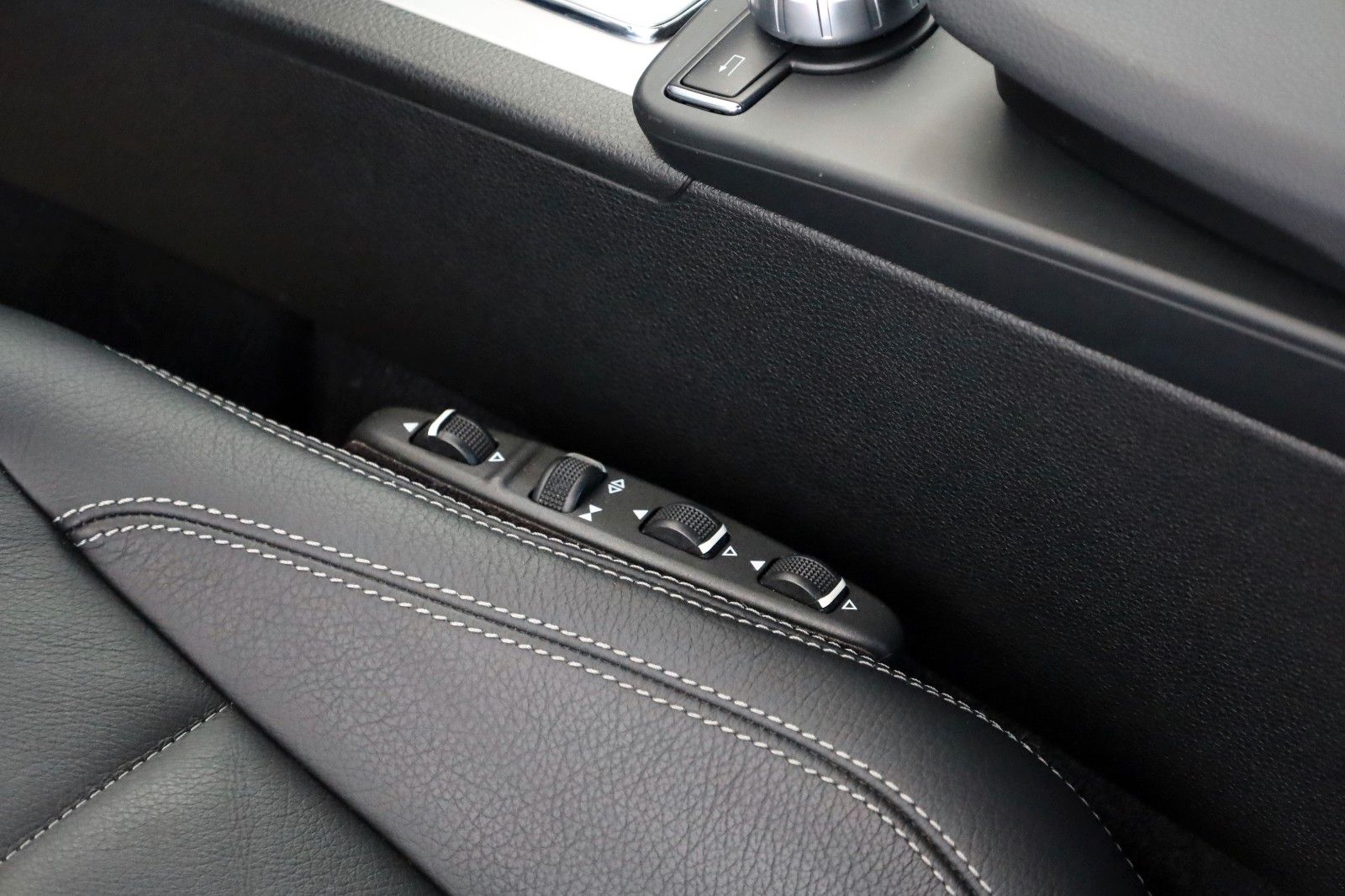 Fahrzeugabbildung Mercedes-Benz E 350 CDI Coupe BE AMG Line,Leder,Navi,Xenon
