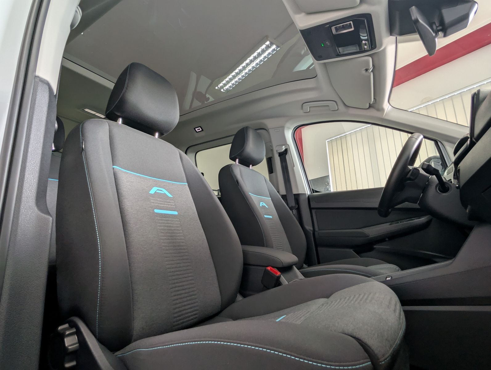 Fahrzeugabbildung Ford Tourneo Connect L2 Active 7-SI Bi-LED PANO AHK C