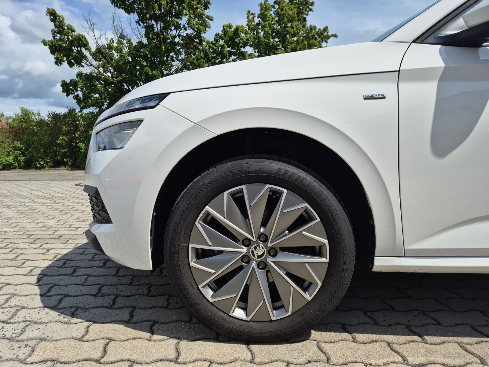 Fahrzeugabbildung SKODA Kamiq TSI Clever LED Navi AID GRA PDC SH LM