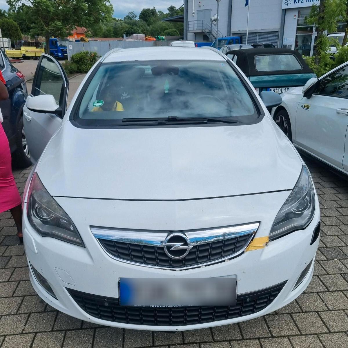 Opel Astra 2011 — photo 14