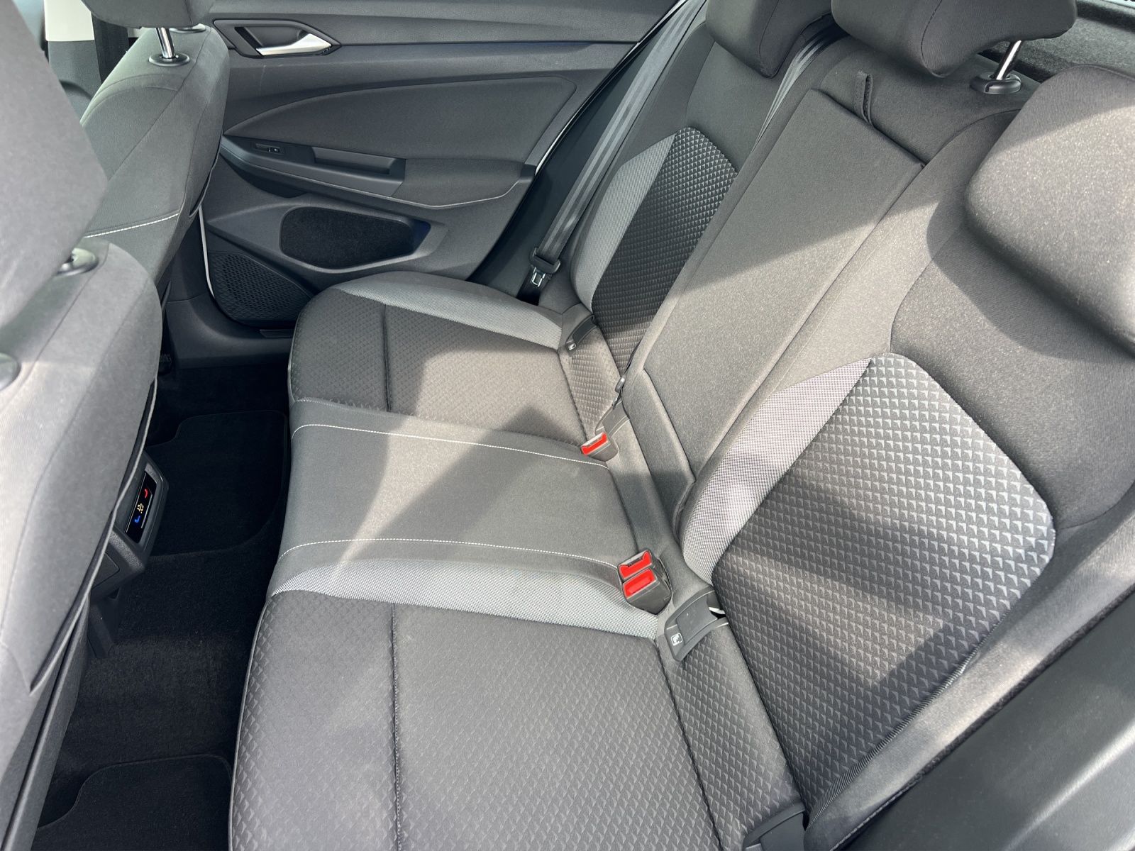Fahrzeugabbildung Volkswagen Golf VIII TSI Active LED AHK Navi AID ACC RFK SH