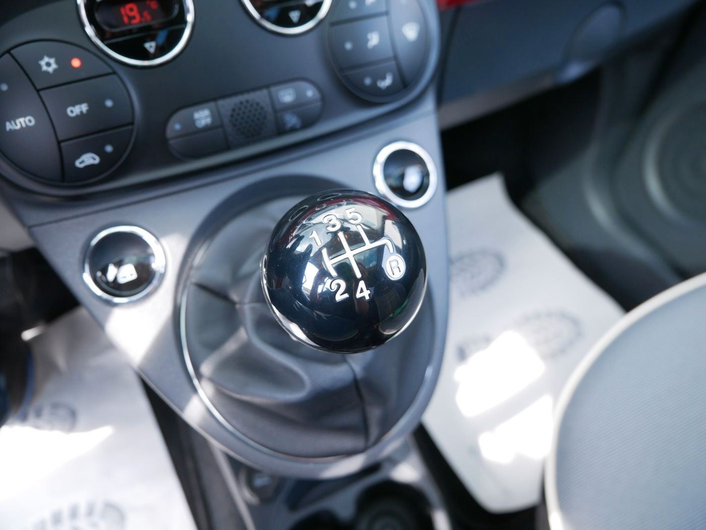 Fahrzeugabbildung Fiat 500 1.2 8V Lounge Panorama Sitzheiz PDC Klimaaut