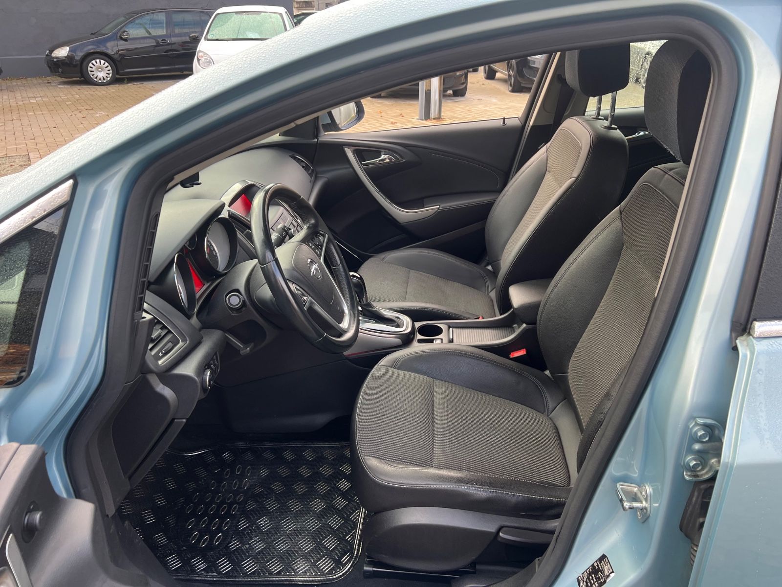 Fahrzeugabbildung Opel Astra J Lim. 5-trg. Cosmo AUTOMATIK