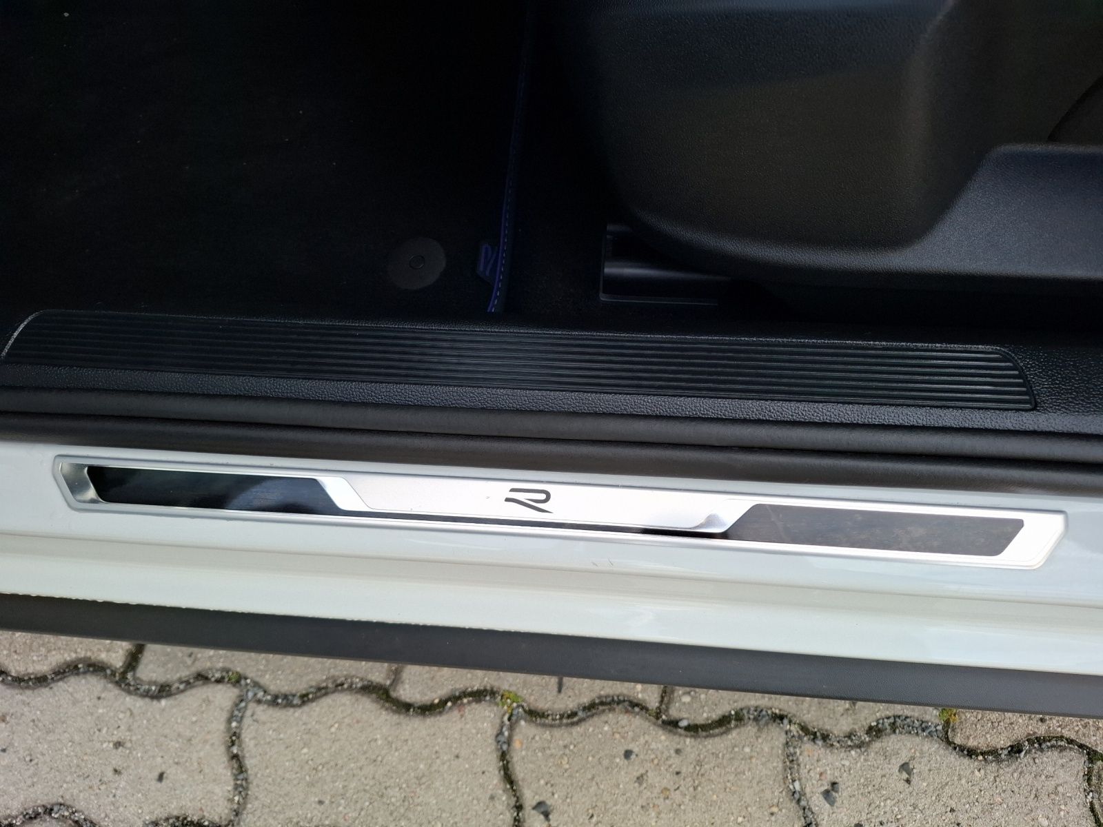 Fahrzeugabbildung Volkswagen T-Roc R 4M Matrix Navi Akrapovic Pano AID ACC RF