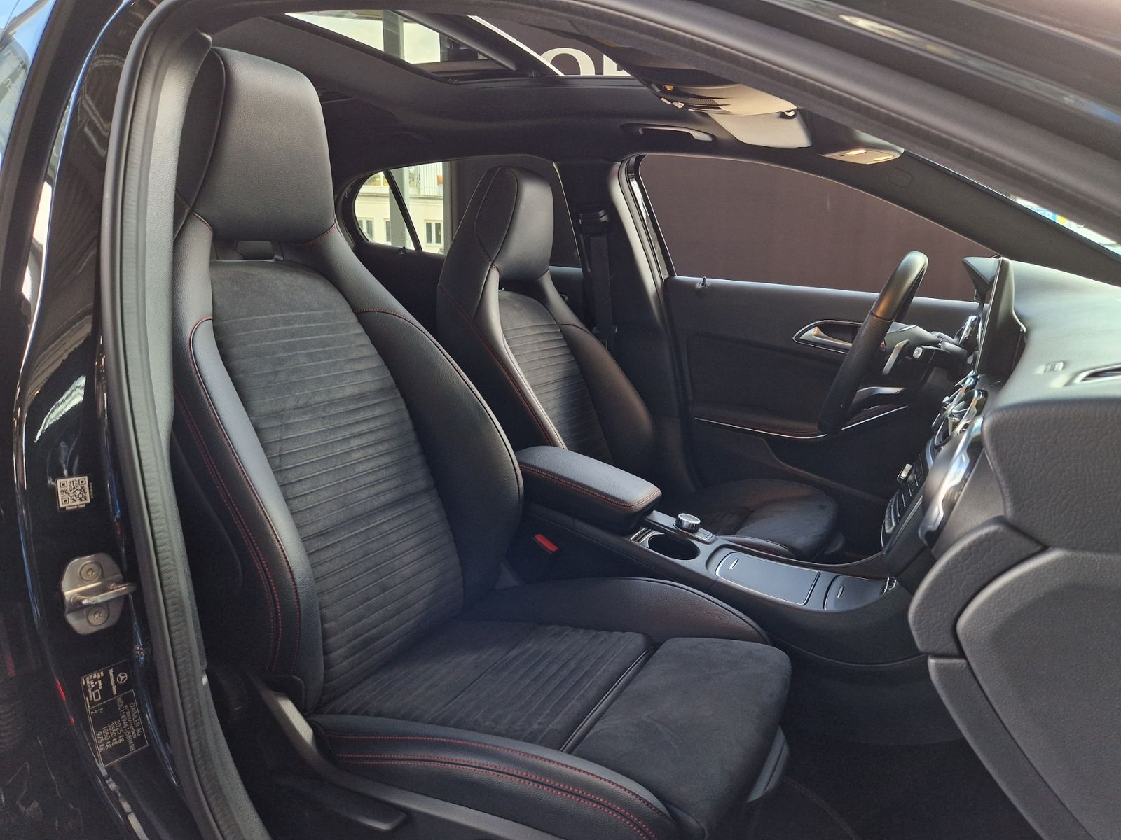 Fahrzeugabbildung Mercedes-Benz GLA 250 4Matic AMG-LINE PANO LED