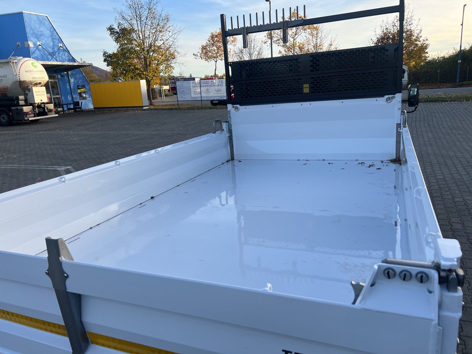 Fahrzeugabbildung Andere 7C18M eCanter Meiller Trigenius 3-Seiten mit Box