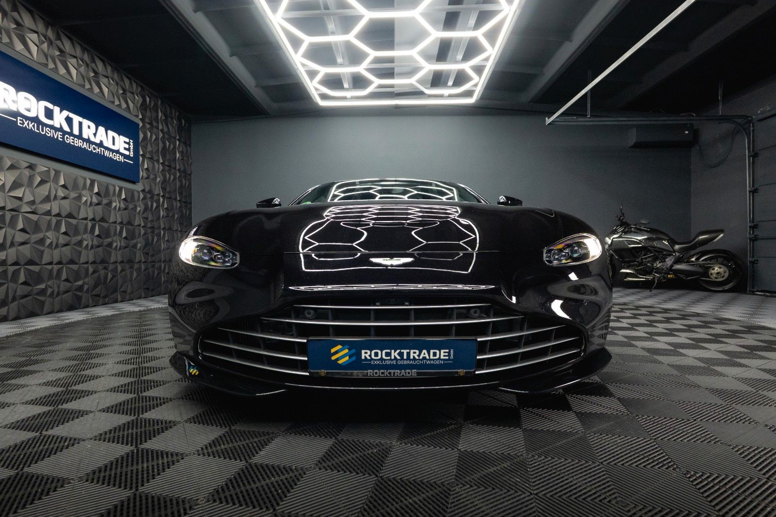 Fahrzeugabbildung Aston Martin V8 Vantage 4.0 V8 DB11 Coupe *1.Hand*360*Memory*