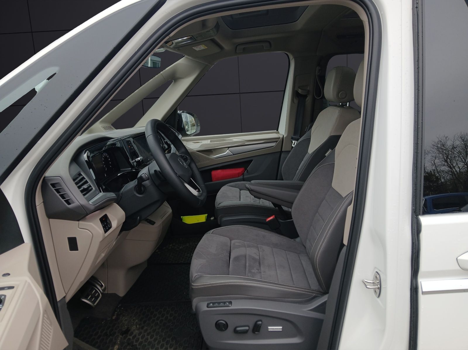 Fahrzeugabbildung Volkswagen T7 Multivan TSI LR Style ACC AHK LED RFK PARK AS