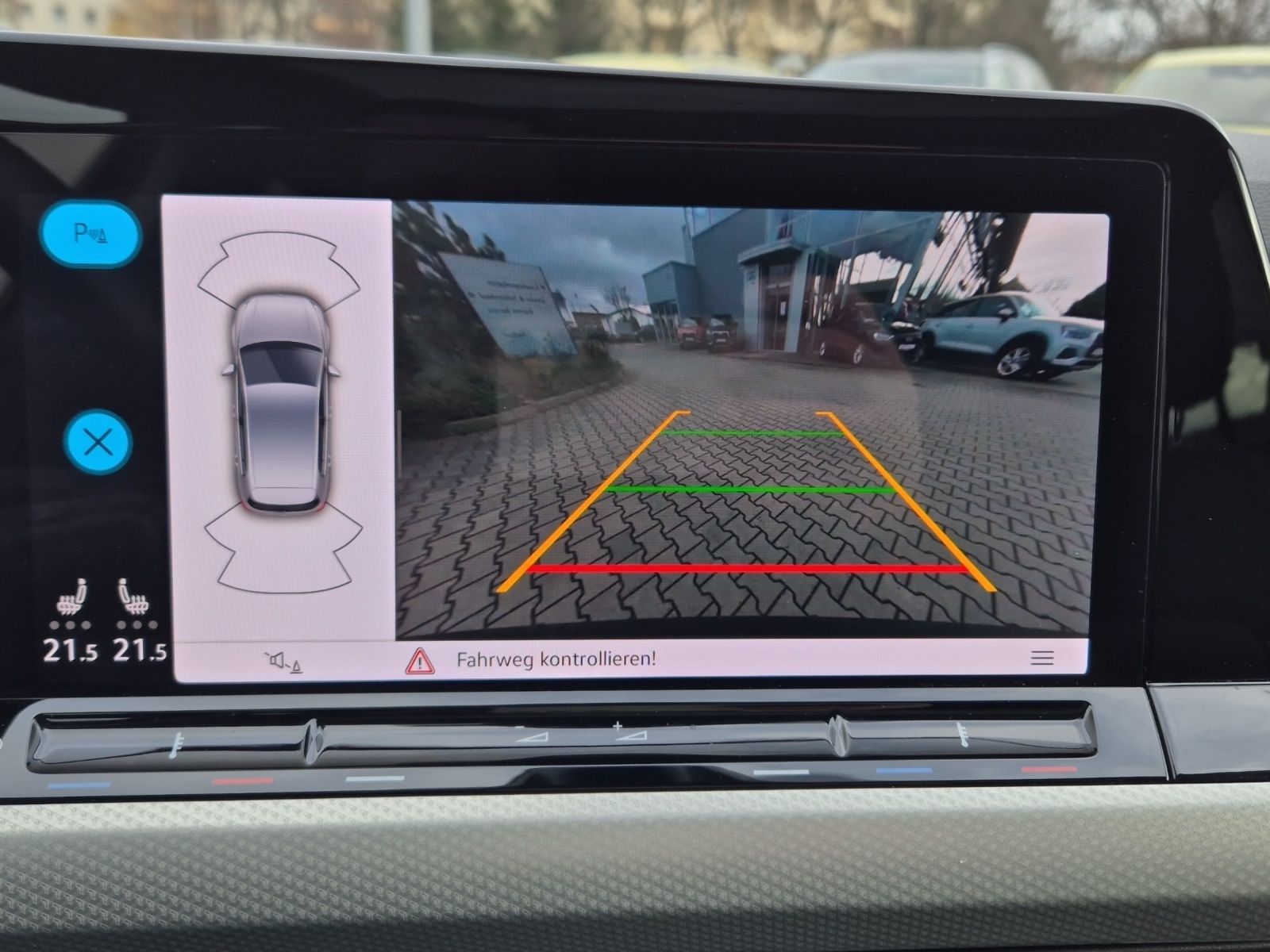 Fahrzeugabbildung Volkswagen Golf VIII MOVE LED ACC AHK PANO HuD AID NAVI