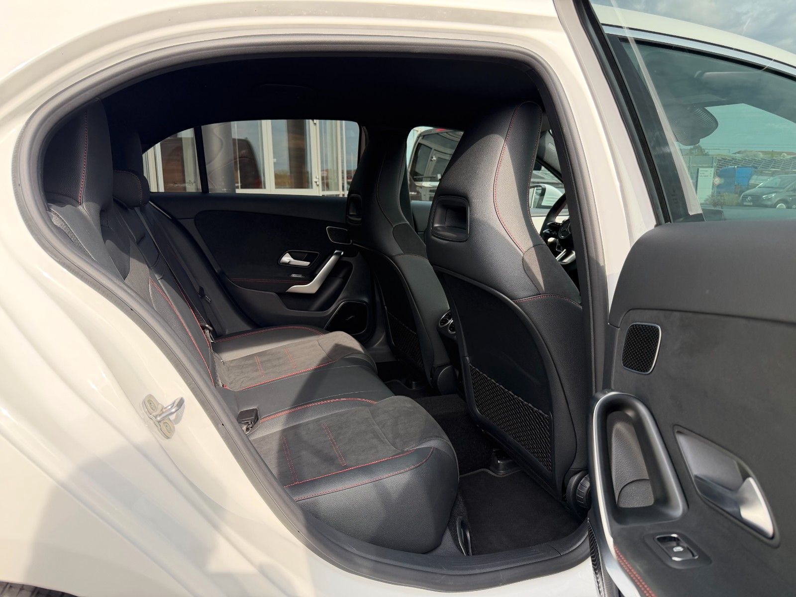 Fahrzeugabbildung Mercedes-Benz A 220 d AMG BURM+AHK+360°+MBEAM+TOTW+DISTR