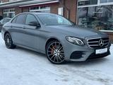 Mercedes-Benz E 400d 4Matic/AMG/Night.PaketWidescreen/360°/LED - Mercedes-Benz E 400 mit Diesel-Antrieb: Grau, Limousine
