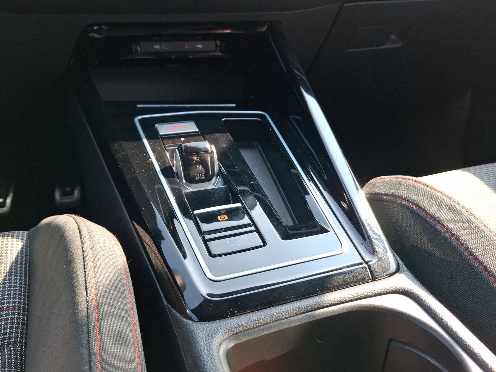 VW Golf VIII 2.0 TSI GTI DSG / NAVI / LED / AHK / A - Image 14