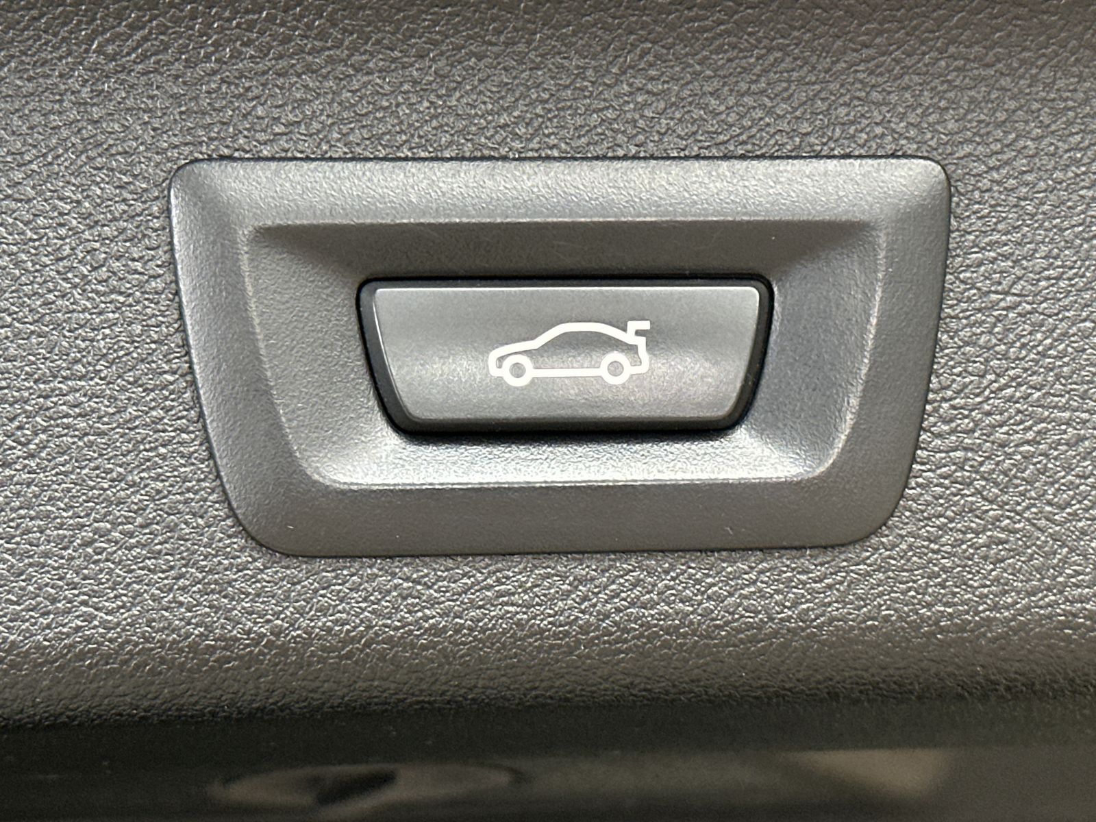 Fahrzeugabbildung BMW 520d Touring Luxury-Line NAV+LED+HEAD-UP+H&K+KAM