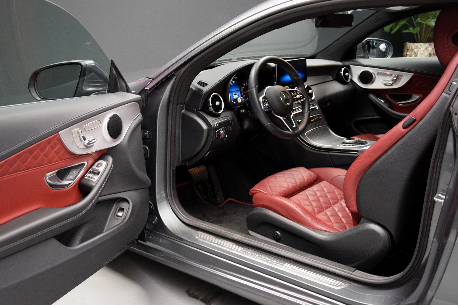 Fahrzeugabbildung Mercedes-Benz C300 4MATIC Coupé AMG LED Rotes Leder 1.Hnd 360°