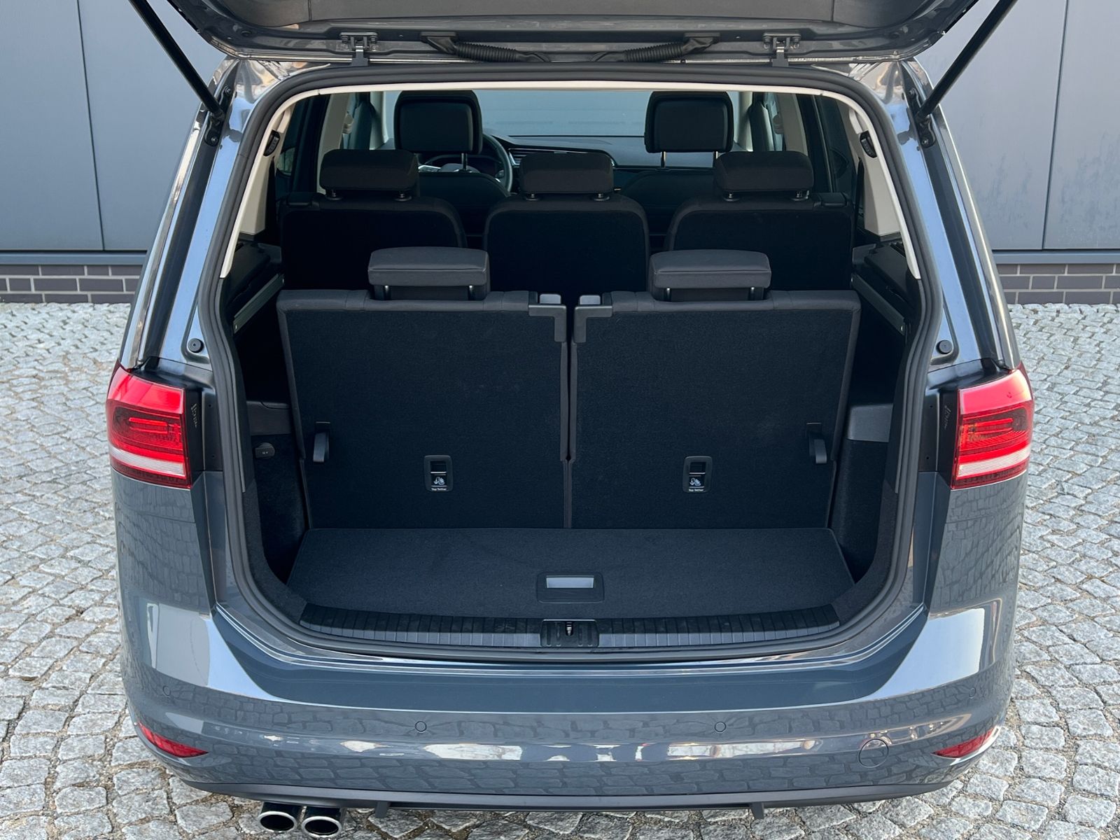 Fahrzeugabbildung Volkswagen Touran Highline 2.0 TDI DSG *AHK, 7 Sitze, LED,