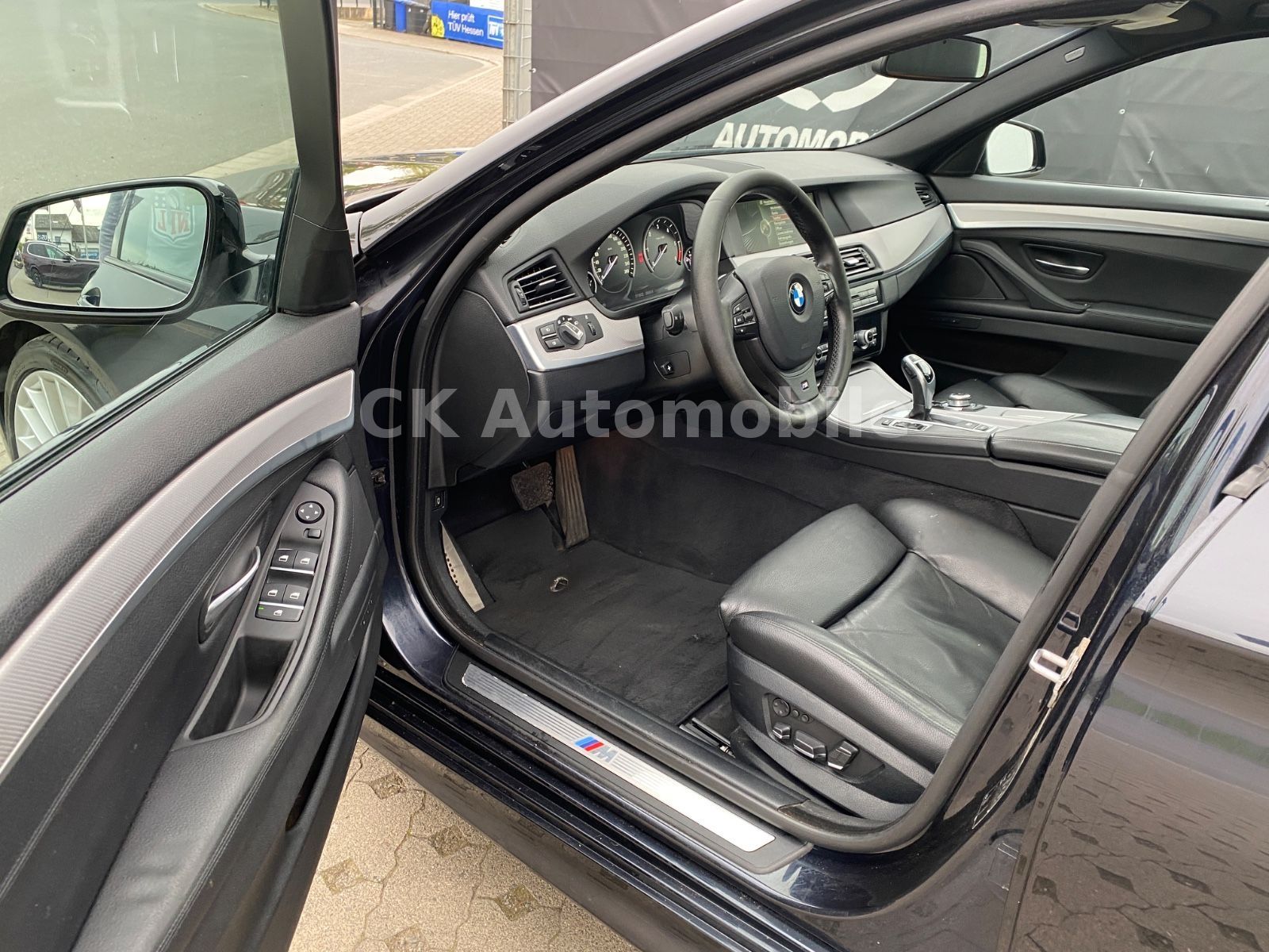 Fahrzeugabbildung BMW 530 d Touring M Sport/Navi/Leder/Pano/Bi-Xenon