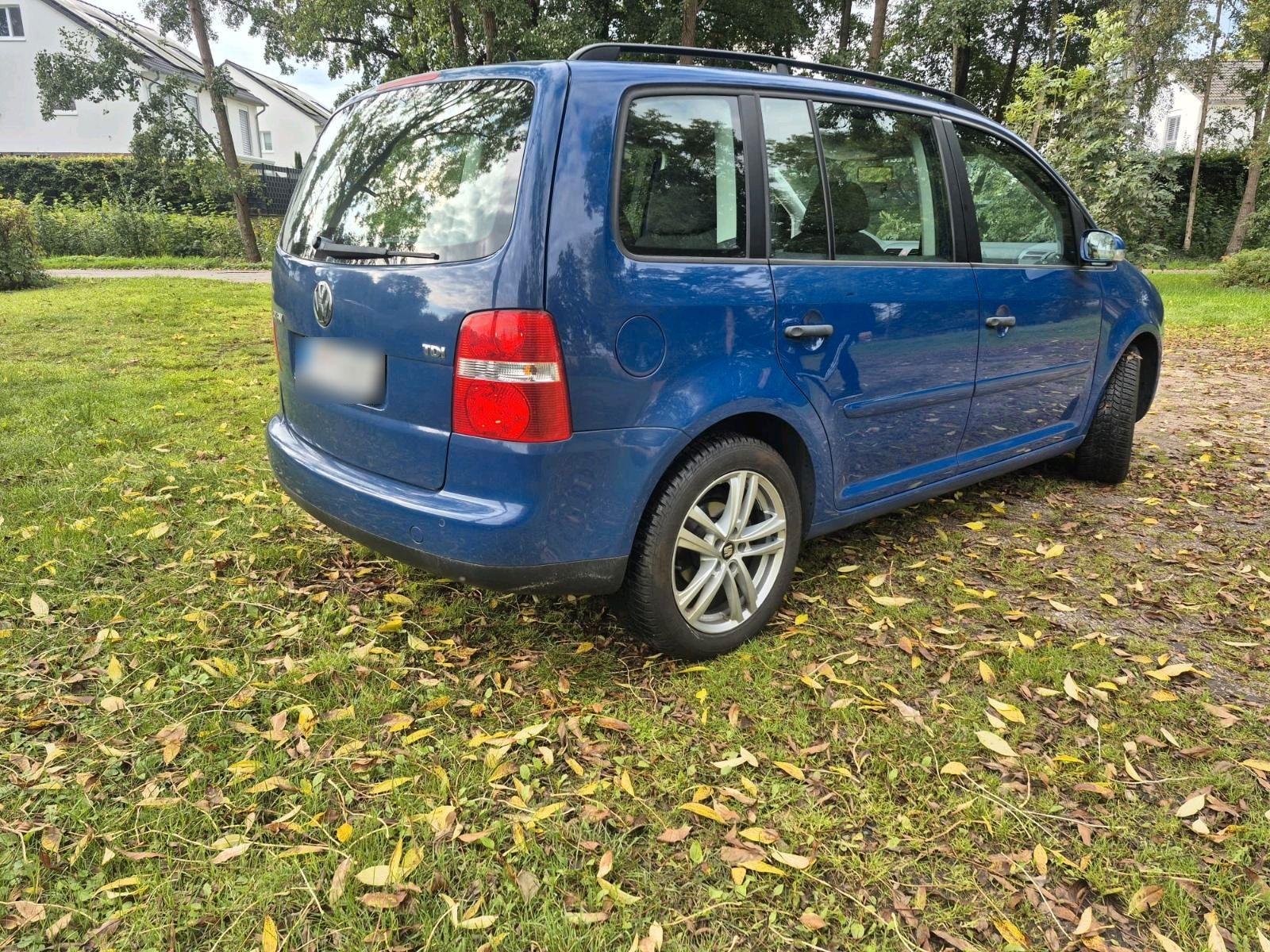 Volkswagen Touran 2006 — rear view