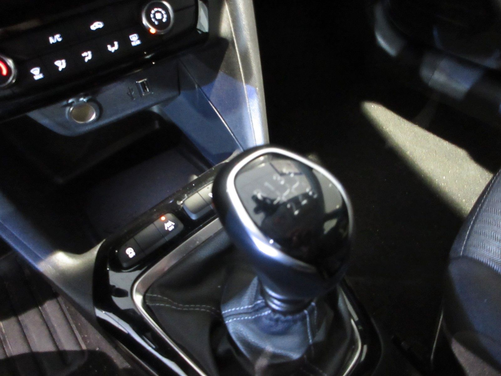 Fahrzeugabbildung Opel Corsa 1.2 T Elegance LED/NAVI/PDC/ALU/TEMPO