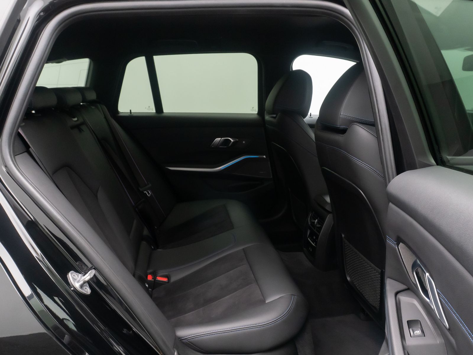 Fahrzeugabbildung BMW 330e M Sport Pro Kamera HUD DAB H/K Komfort 19"