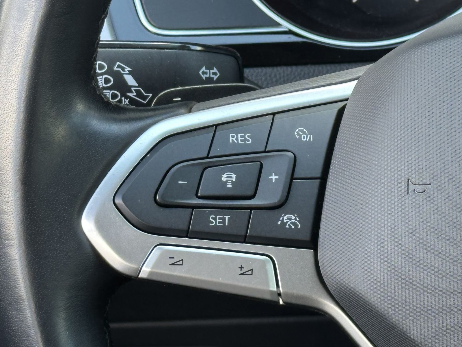 Fahrzeugabbildung Volkswagen Passat Variant R-Line NAV+LED+ACC+KAMERA+18ZO+PP