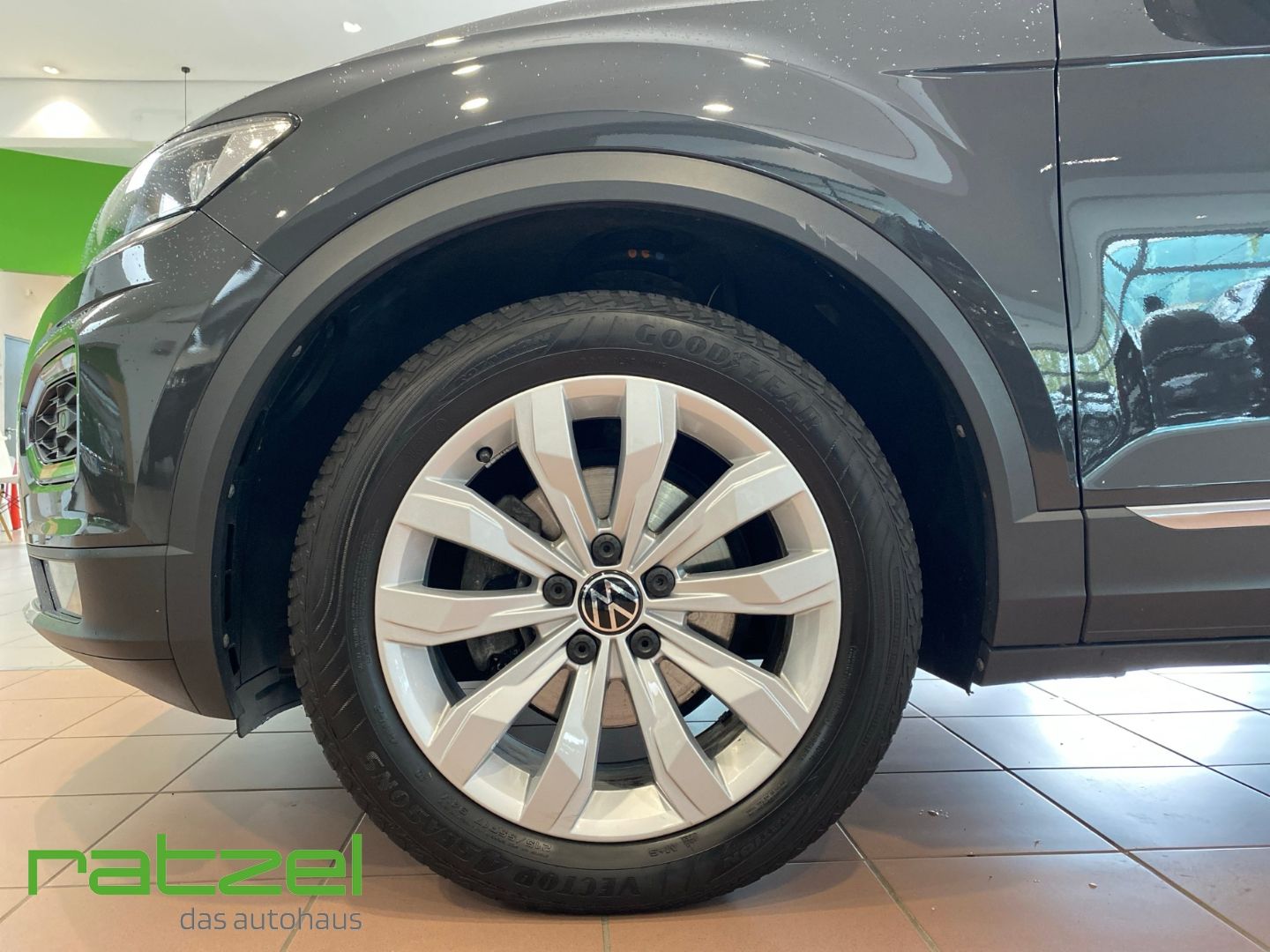 Fahrzeugabbildung Volkswagen T-Roc Sport 1.5 TSI DSG Navi LED Sperrdiff. ACC