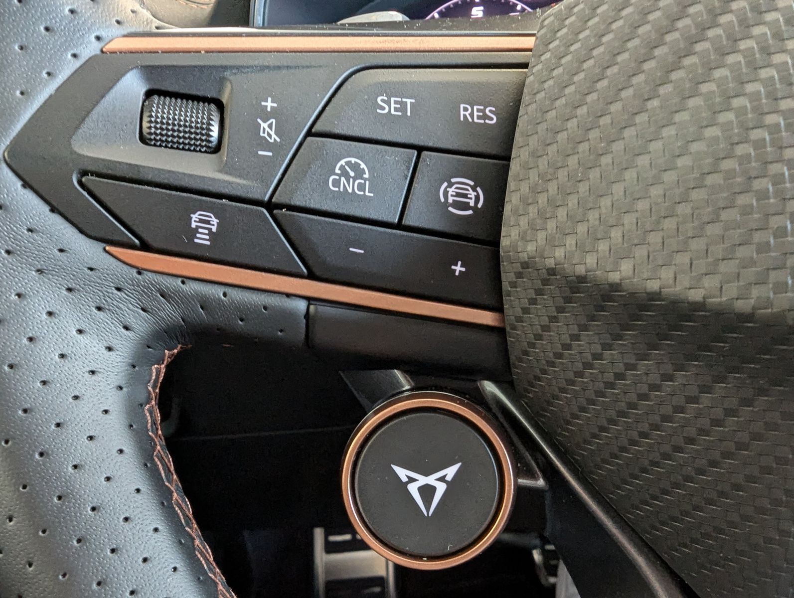 Иллюстрация автомобиля CUPRA Leon 1.5 eTSI DSG Dynamic-Edge-Assist-XL Memory