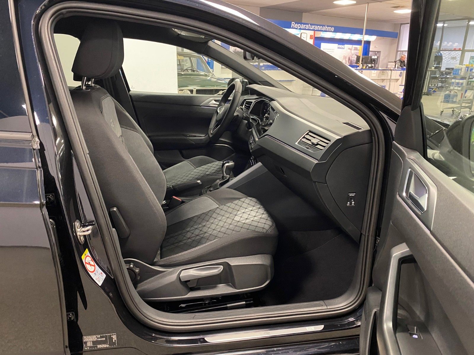 Fahrzeugabbildung Volkswagen Taigo 1.0 TSI DSG R-Line+MATRIX+iQ Light+ACC+App