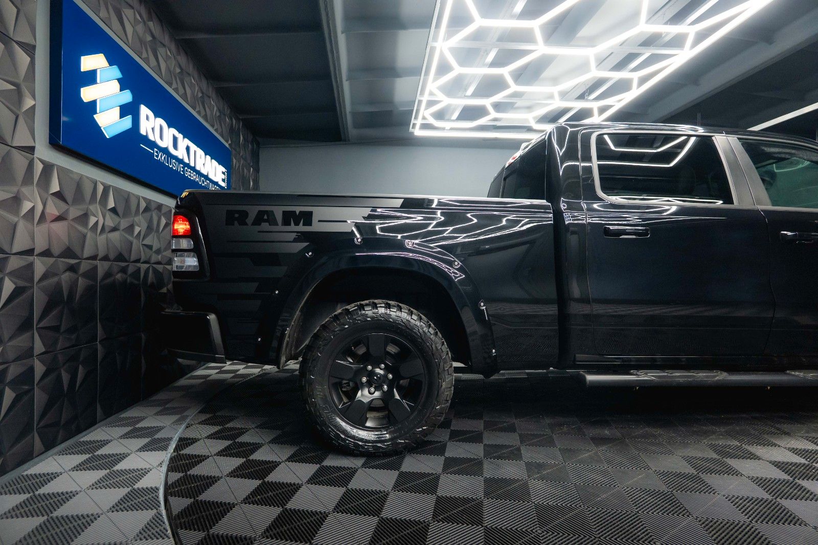 Fahrzeugabbildung Dodge RAM 5.7 V8 HEMI 4x4 BLACK EDITION Longbed 19%