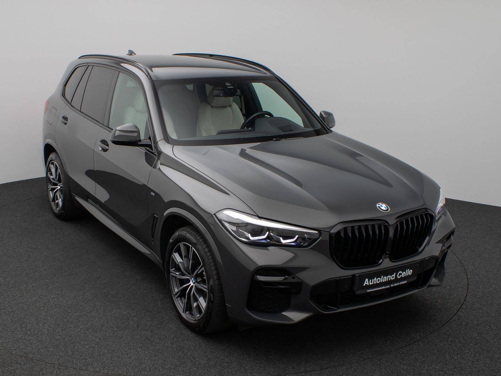 Fahrzeugabbildung BMW X5 xD30d M Sport Kamera HUD DAB HiFi Komfort 20"