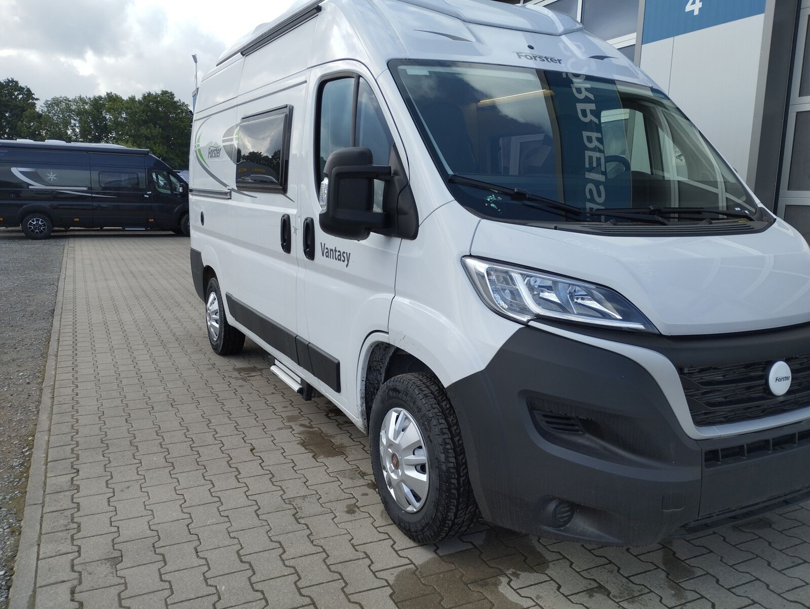 Fahrzeugabbildung Forster Vantasy 541 HB 140 PS mit Pop-Up Dach