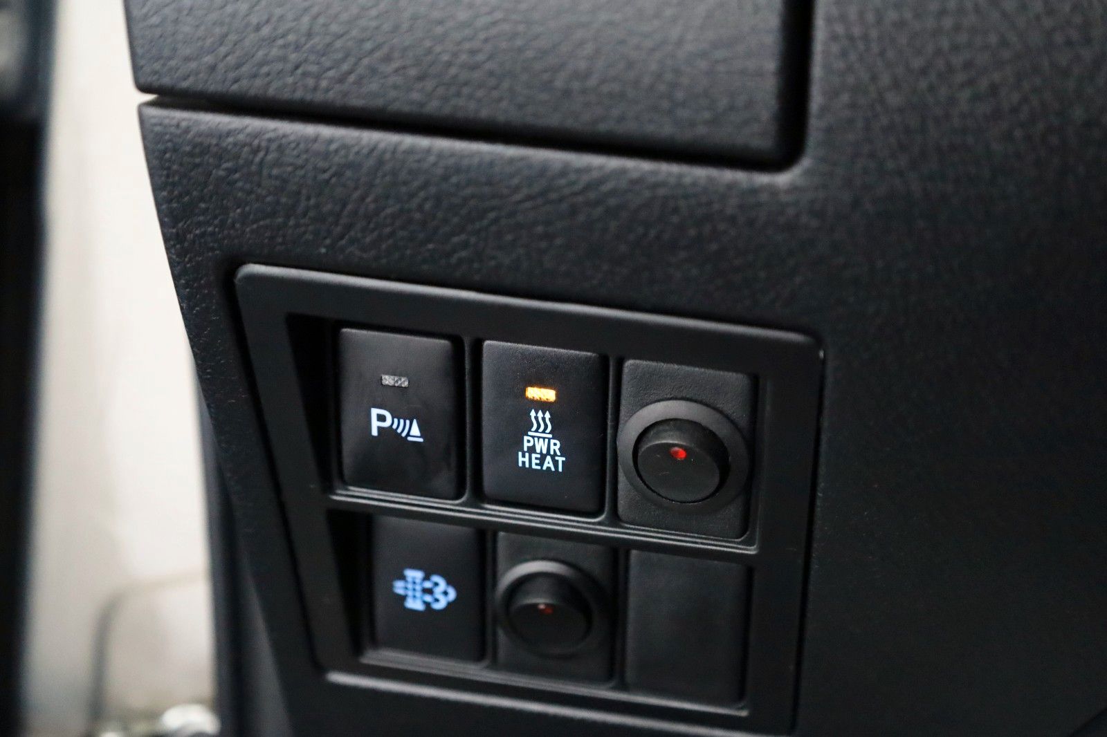 Fahrzeugabbildung Toyota Hilux 2.8 D-4D Invincible,4x4,ACC,Rollbügel, AHK