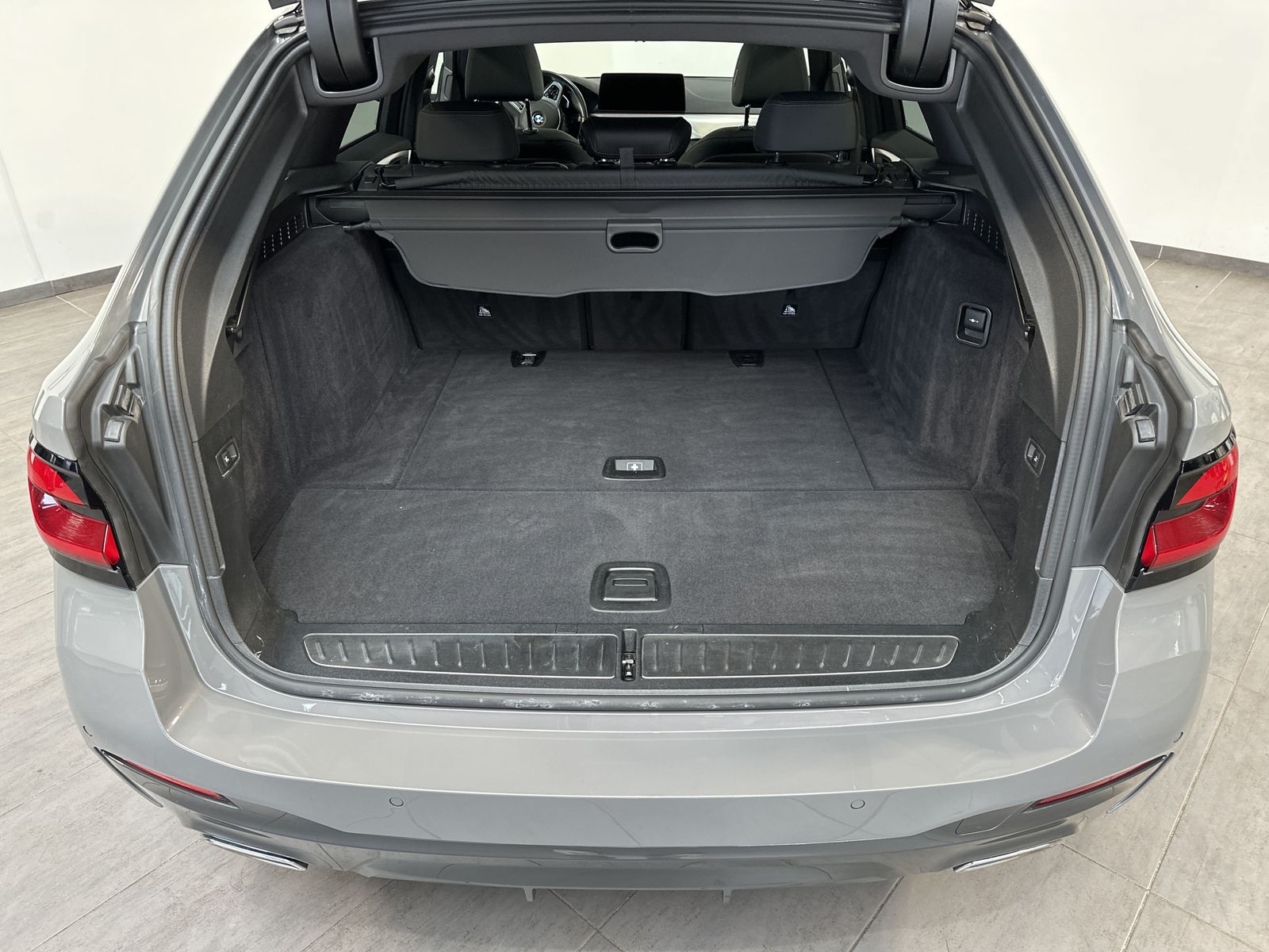 Fahrzeugabbildung BMW 520d Touring xDrive M-Sport NAV+LED+PANO+KAMERA