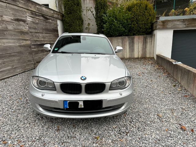 BMW 120d - Volleder & Top-Ausstattung Navi/PDC/Klima