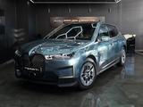 BMW iX40 xDrive - blaue BMW iX