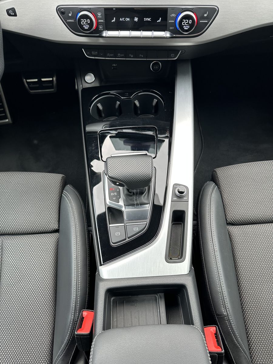 Fahrzeugabbildung Audi A4 Avant 40 TFSI S-Line Qu VCOCK+HUD+NAV+LED+ACC