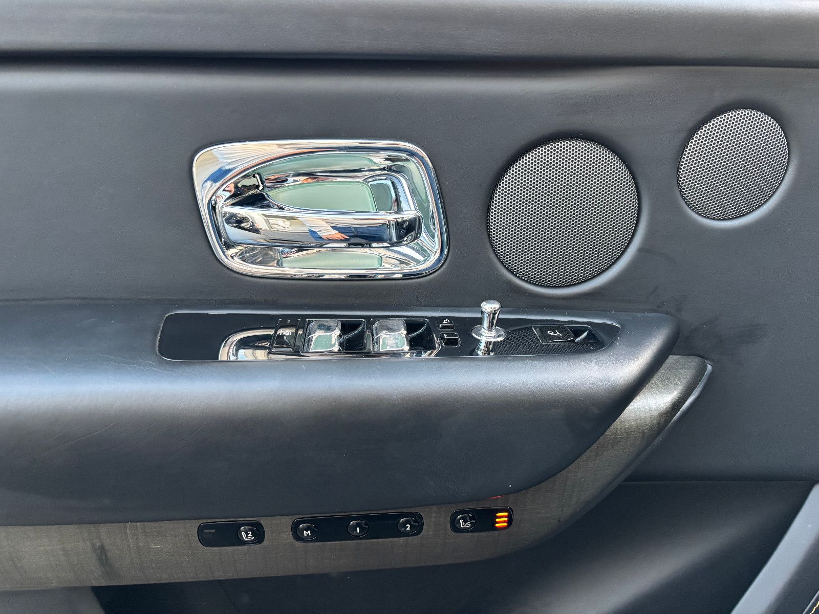 Fahrzeugabbildung Rolls-Royce Cullinan/NOVITEC/WIDEBODY/24''/FOND-TV/STERNEHIM